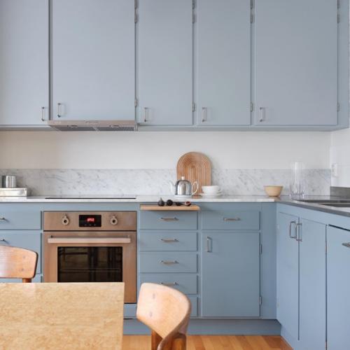 Скандинавская кухня красивого небесно-голубого оттенка. 02