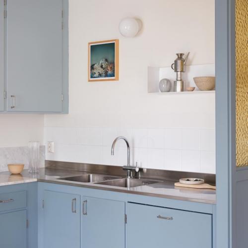 Скандинавская кухня красивого небесно-голубого оттенка. 01