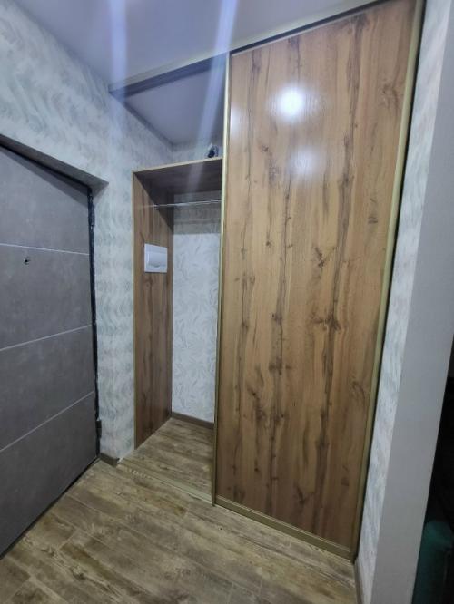 В новых комплексах в кудепсте устанавливали шкаф купе в популярном уже несколько лет цвете дуб вотан. 04