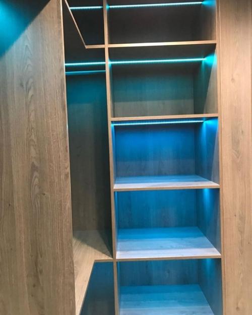 Гардеробная в этой квартире заслуживает отдельного внимания. 06