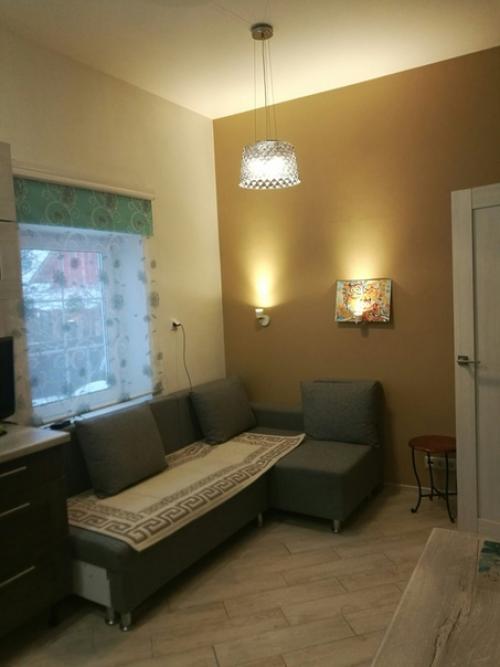 Кухня в загородном доме, картина над дверью закрывает выемку. 05