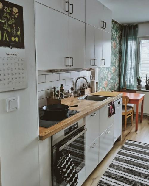 Цветочные обои на кухне и яркие постеры в гостиной: интересная квартира в Финляндии. 05