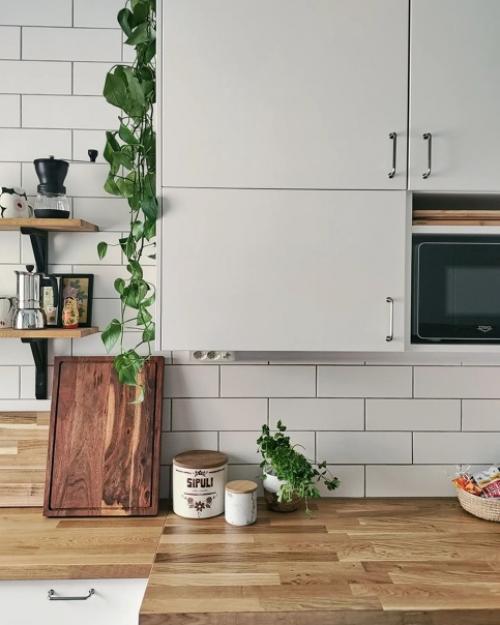 Цветочные обои на кухне и яркие постеры в гостиной: интересная квартира в Финляндии. 06