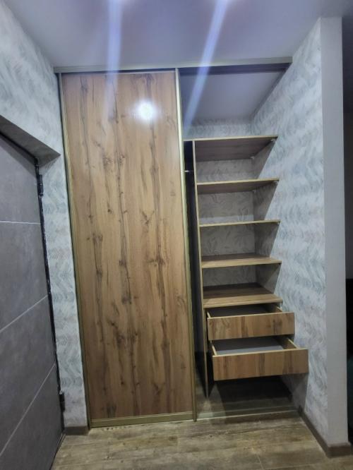 В новых комплексах в кудепсте устанавливали шкаф купе в популярном уже несколько лет цвете дуб вотан. 03