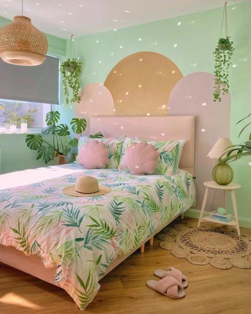 Нужно сильно любить розовый, чтобы так декорироватьвсю квартиру. 02