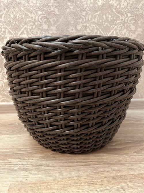 Кашпо из искусственного ротанга ручной работы - это стильное украшение для сада и дома. 02