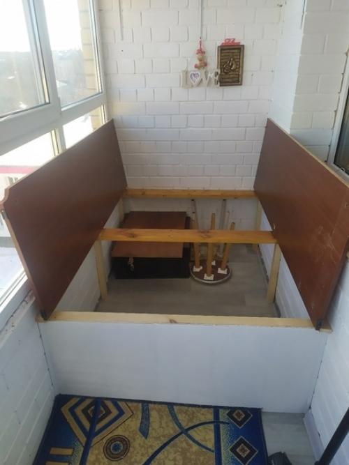 Ремонт балкона может быть таким и диванчик соорудили из старого шкафа. 01