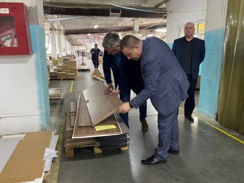 Зао Ново Мебель - это производство корпусной мебели облицованной натуральным шпоном ясеня, ореха и вишни. 01