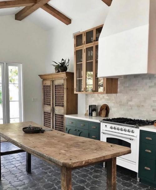 Зеленый цвет на кухне может создать ощущение свежести и природности. 09