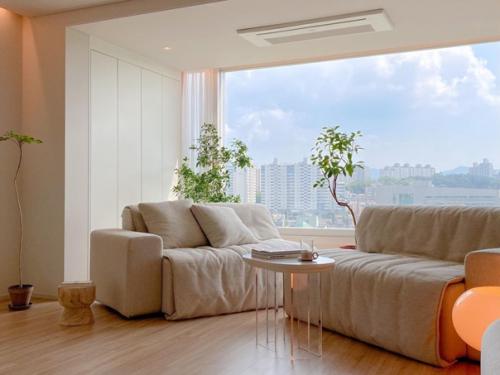 Детали гостиной скандинавского интерьера в квартире в Сеуле, южная Корея. 01