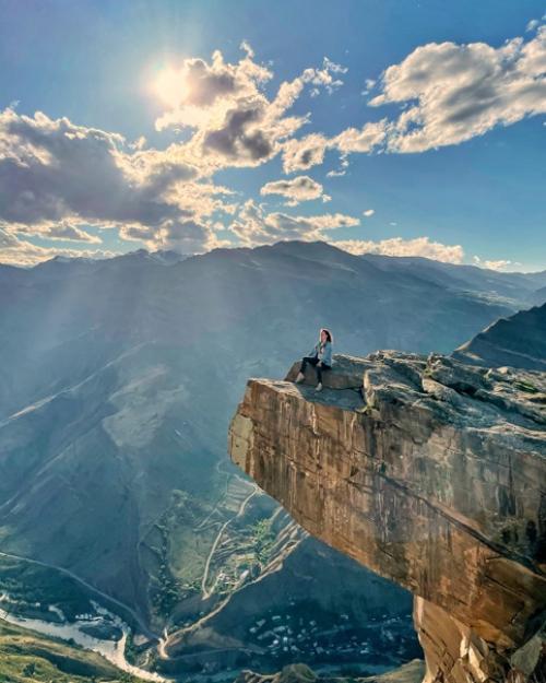 Уже второй раз возвращаемся из Дагестана с винтажным ковром ручной работы, да ещё и домотканые подушки к нему обнаружили в этот раз. 03