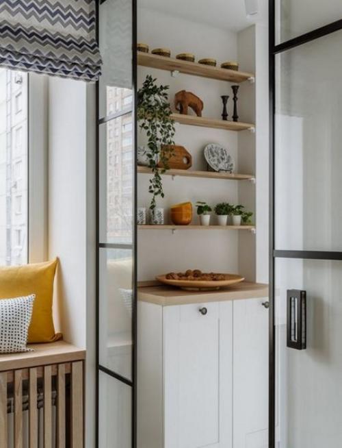 Солнечный интерьер 5-метровой кухни, объединенной с гостиной, в типовой квартире в кирпичном доме 1970 года постройки. 06