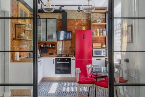 Стеклянная перегородка в стиле лофт, чугунные батареи, старая мебель в интерьер двухкомнатной квартиры (57 кв. 01