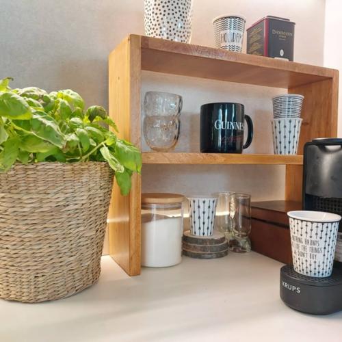 Белый стены, белая и чёрная мебель, белые кухонные шкафы - стильный и универсальный выбор для небольших квартир и домов. 02