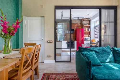 Стеклянная перегородка в стиле лофт, чугунные батареи, старая мебель в интерьер двухкомнатной квартиры (57 кв. 04