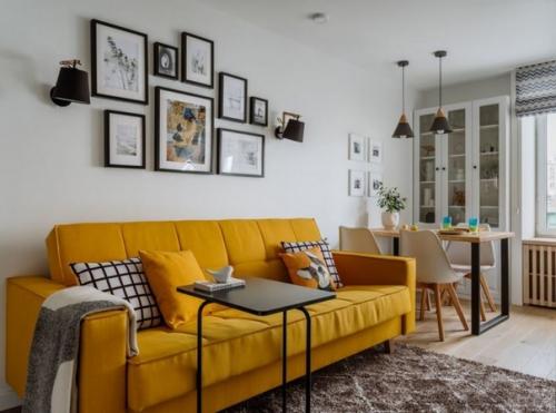 Солнечный интерьер 5-метровой кухни, объединенной с гостиной, в типовой квартире в кирпичном доме 1970 года постройки. 08