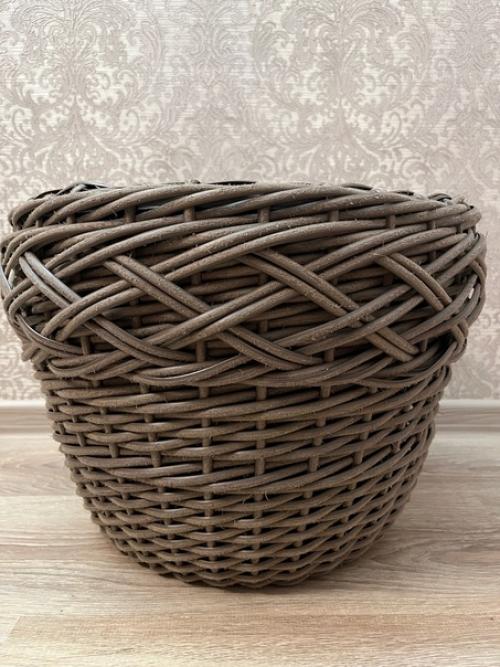 Кашпо из искусственного ротанга ручной работы - это стильное украшение для сада и дома. 03