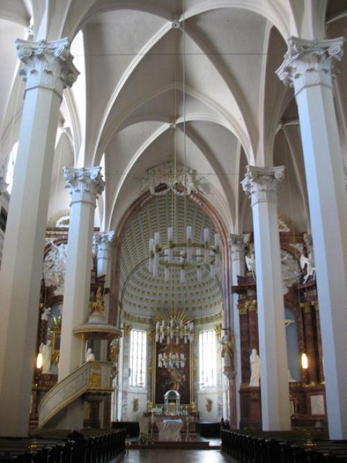 Церковь ам - хоф расположена в первом районе вены Innere Stadt, в 450 метрах на северо-запад от площади штефансплац. 03