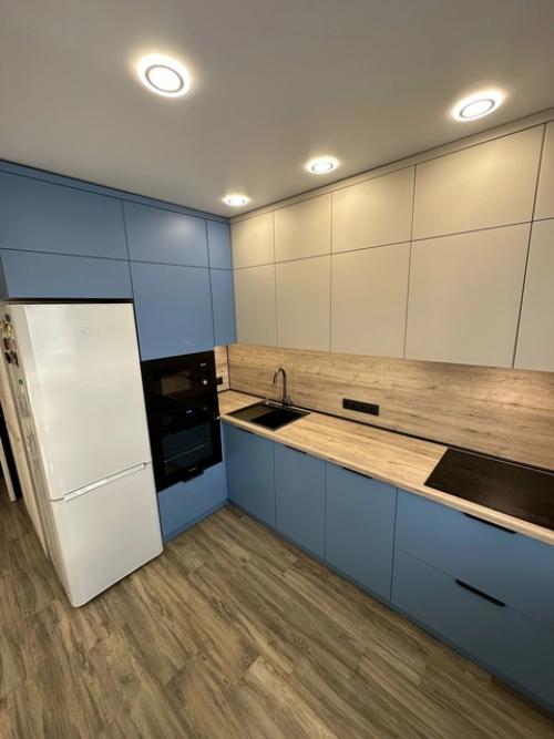 Цветная кухня в интерьере - это место, где творчество и функциональность встречаются. 02