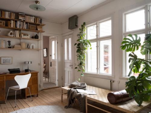 Светлая квартира с винтажной мебелью и библиотекой в центре венерсборга, Швеция. 01