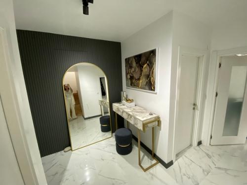 Раз уж мы с вами тут общаемся про интерьеры, вот вам наша переделанная прихожая. 01