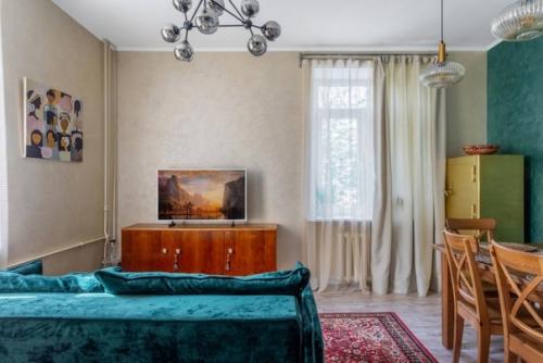 Стеклянная перегородка в стиле лофт, чугунные батареи, старая мебель в интерьер двухкомнатной квартиры (57 кв. 05