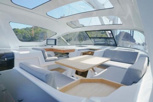 Появились первые фотографии испытаний на воде новой Jeanneau 55, которую мы - журнал YR - сочли главной новинкой выставки в Дюссельдорфе. 06