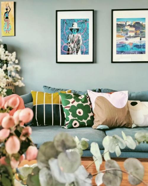 Цветочные обои на кухне и яркие постеры в гостиной: интересная квартира в Финляндии. 01