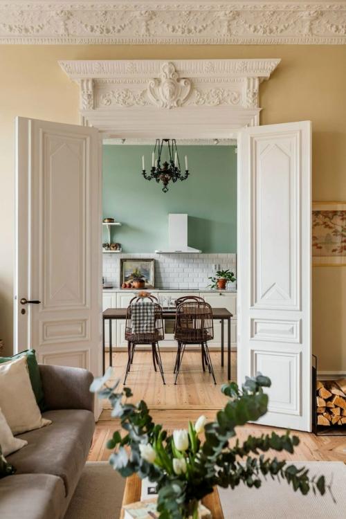 Кухня в шведской квартире в историческом доме с высокими потолками.  