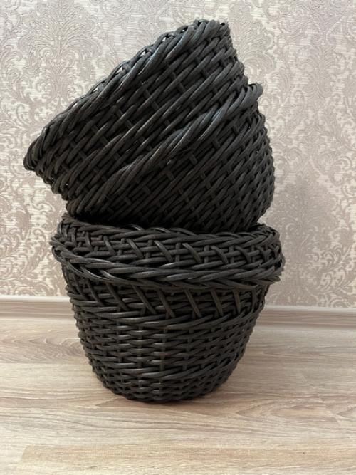 Кашпо из искусственного ротанга ручной работы - это стильное украшение для сада и дома. 04