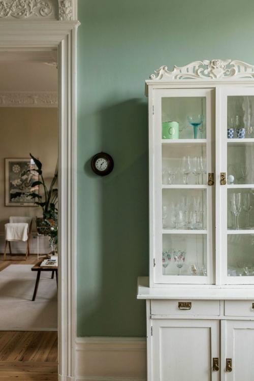 Кухня в шведской квартире в историческом доме с высокими потолками. 05