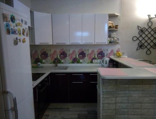 Небольшая кухня. В нежных оттенках. 03