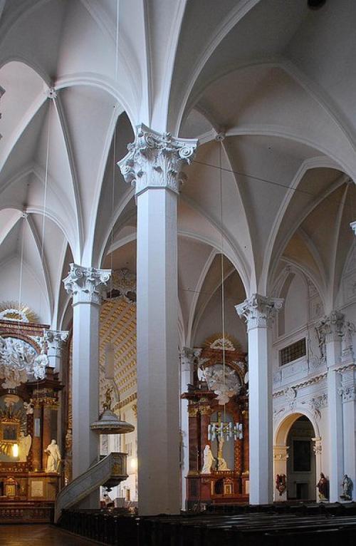 Церковь ам - хоф расположена в первом районе вены Innere Stadt, в 450 метрах на северо-запад от площади штефансплац. 05