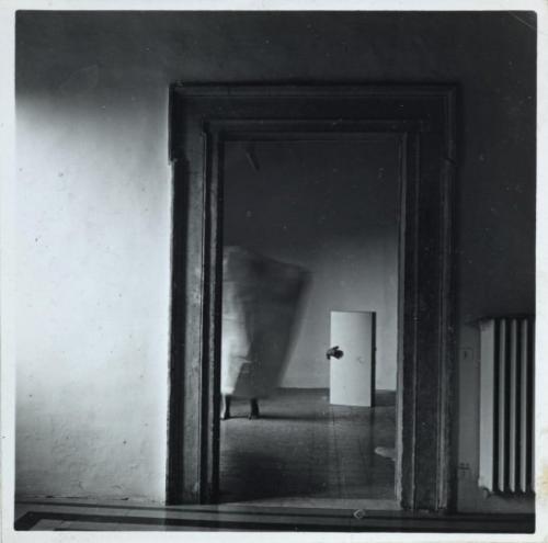 Франческа вудмен работала с традиционной фотографической техникой, но постоянно экспериментировала. 04