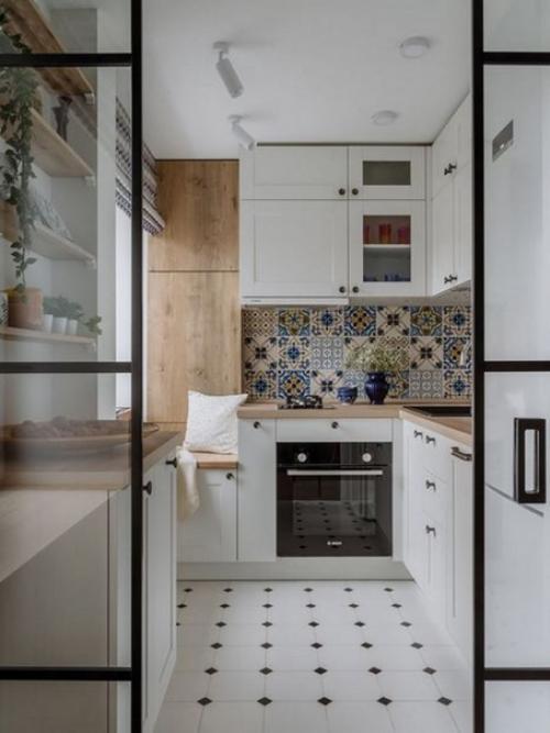 Солнечный интерьер 5-метровой кухни, объединенной с гостиной, в типовой квартире в кирпичном доме 1970 года постройки. 02