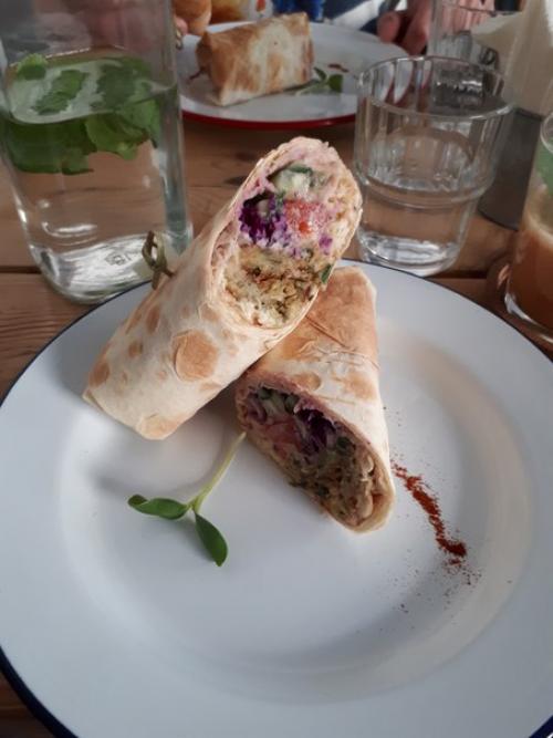 Очень похоже на то что я хлещу самогон в какой то пивнушке? 01