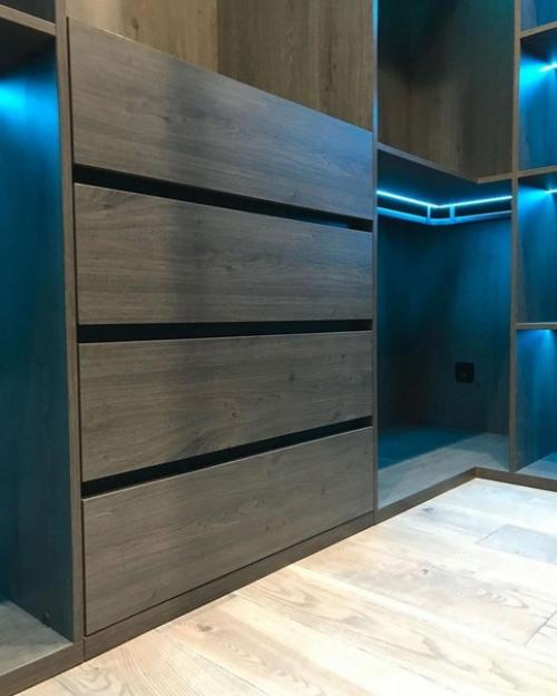 Гардеробная в этой квартире заслуживает отдельного внимания. 03