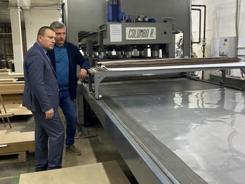 Зао Ново Мебель - это производство корпусной мебели облицованной натуральным шпоном ясеня, ореха и вишни. 04