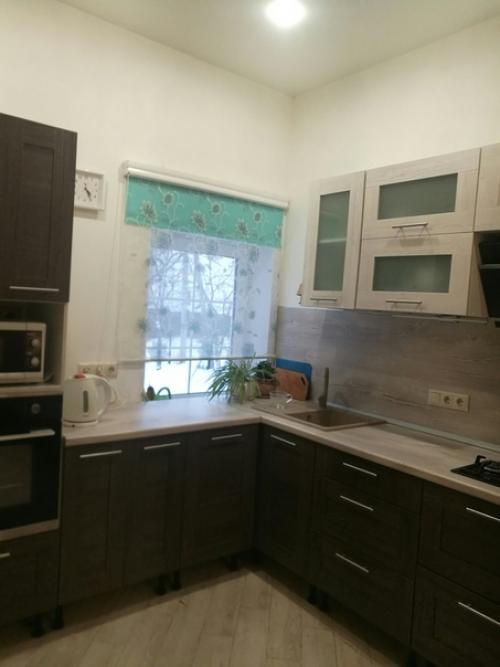 Кухня в загородном доме, картина над дверью закрывает выемку. 01