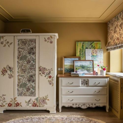 Дом в башкирской деревне окружен памятниками зодчества, домами с резными ставнями. 08