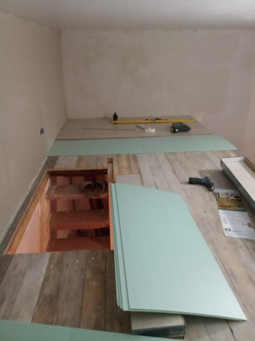 Валентин ламинат на палатях укладывает. 01