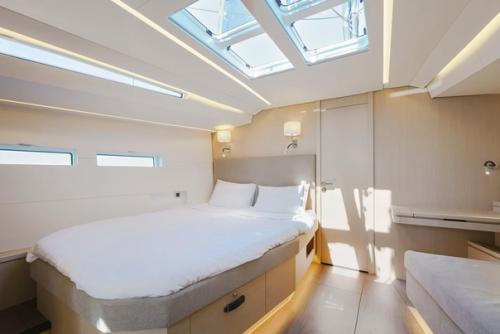 Появились первые фотографии испытаний на воде новой Jeanneau 55, которую мы - журнал YR - сочли главной новинкой выставки в Дюссельдорфе. 08