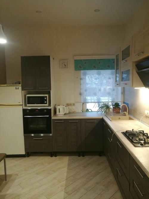 Кухня в загородном доме, картина над дверью закрывает выемку. 04