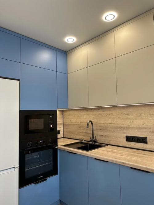 Цветная кухня в интерьере - это место, где творчество и функциональность встречаются. 01