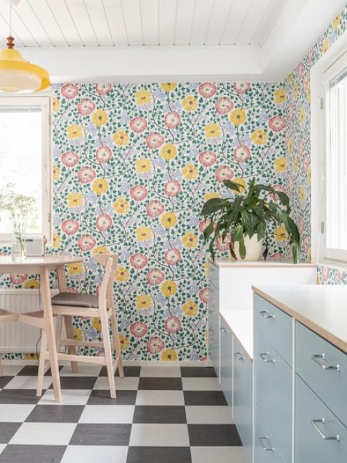 Использование цветных обоев с растительным и цветочным принтом в дизайне интерьера - это отличный способ придать помещению особую атмосферу. 02