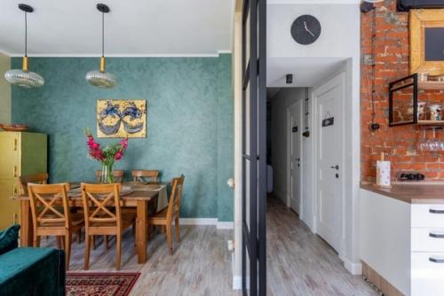 Стеклянная перегородка в стиле лофт, чугунные батареи, старая мебель в интерьер двухкомнатной квартиры (57 кв. 06