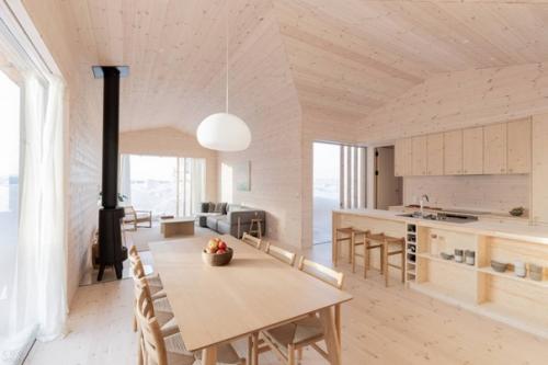 Дом с использованием традиционных методов строительства из местной сосны построен. 06