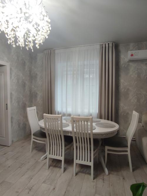 Гостиная в спокойных тонах оформлена. 05