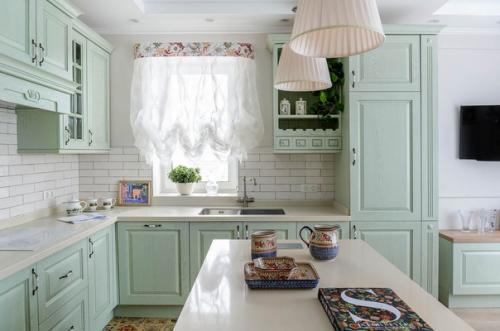 Уютный интерьер кухни - столовой в нежнейшей цветовой гамме. 01