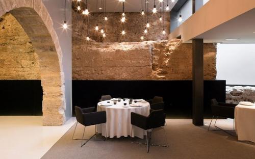 Мой дом - моя крепость: 10 интерьеров с грубыми каменными стенами. 08